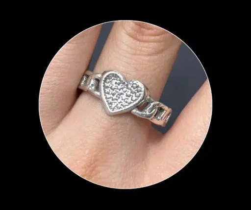 Anillo_liso_corazón con textura en cadena