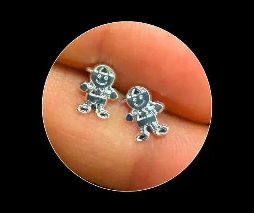 Broquel_Niño con gorra_broche de bolita