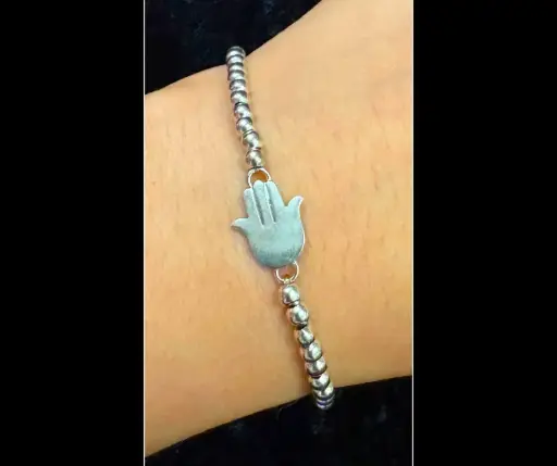 Pulsera flexible bolitas con dije de mano