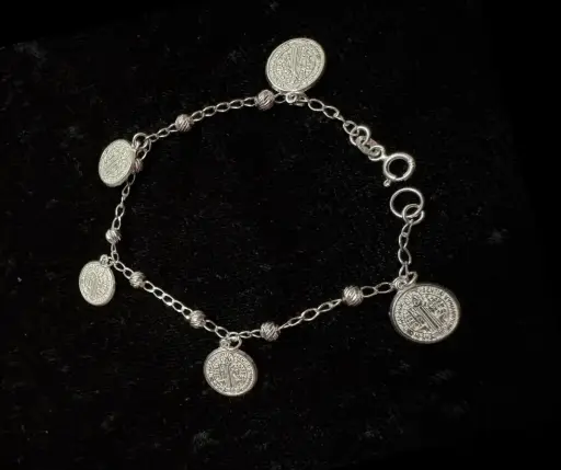 Pulsera bola azucarada con colgantes medalla de San Benito