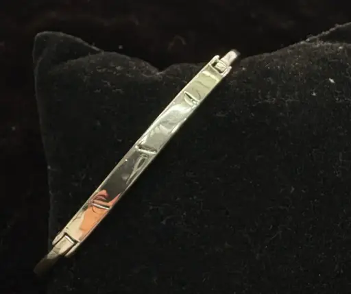 Brazalete_ Placa con líneas